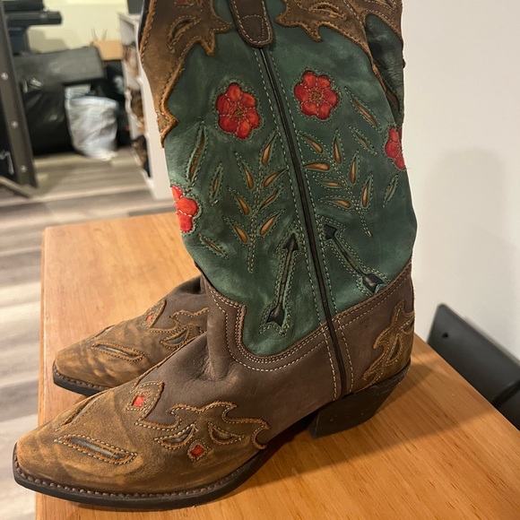 SiZe 7 Laredo worn once Cowboy Boots - Picture 2 of 4